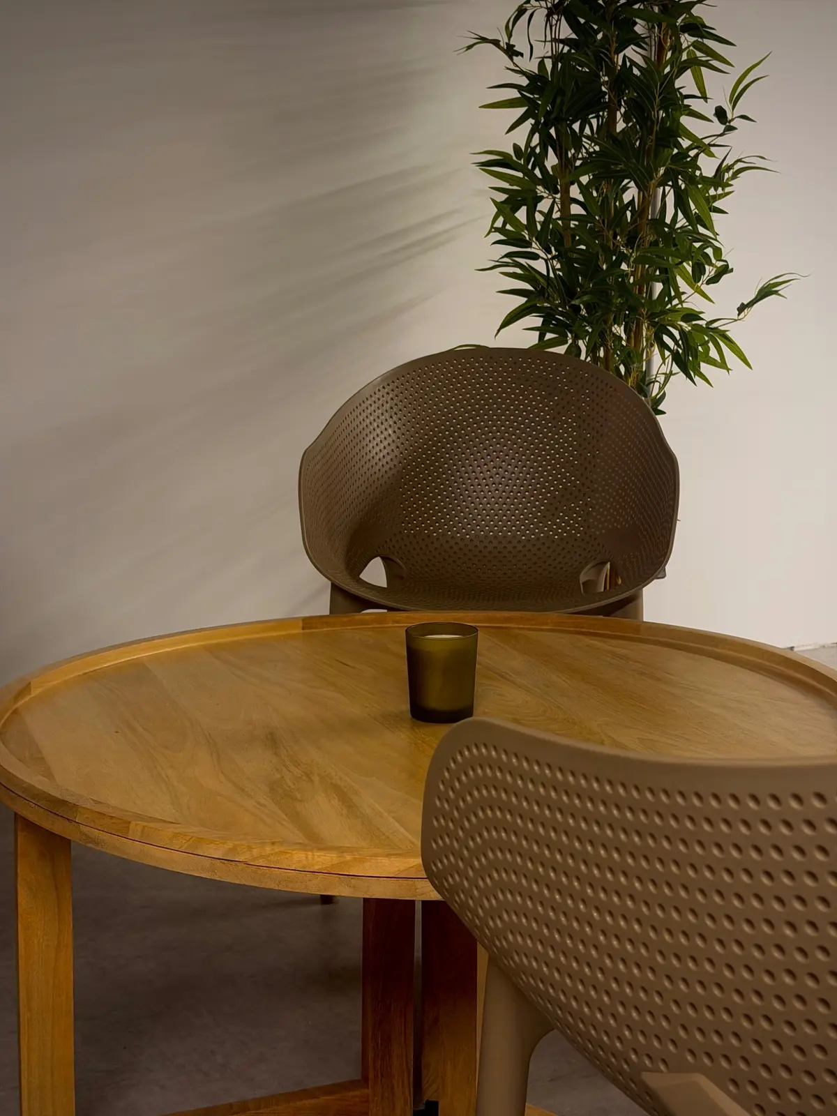 Table et fauteuils de l’espace détente sur la mezzanine
